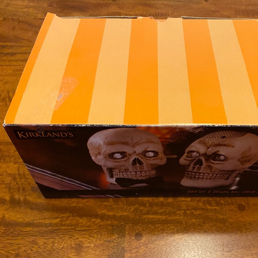 Set of Halloween Skulls Mr. and Mrs. - Picture 4 of 8